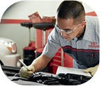 Técnico de Toyota inspeccionando un motor