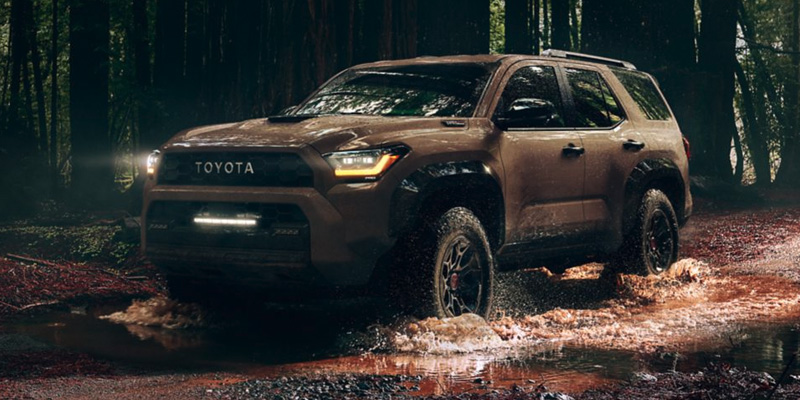 2025 Toyota 4Runner off-road a través de terreno fangoso cerca de Van Nuys, CA, mostrando un diseño robusto y avanzado 4x4 capacidad.