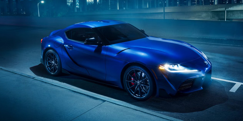 La imagen muestra un llamativo Toyota GR Supra 2025, un deportivo de altas prestaciones con un elegante acabado azul y un diseño dinámico.