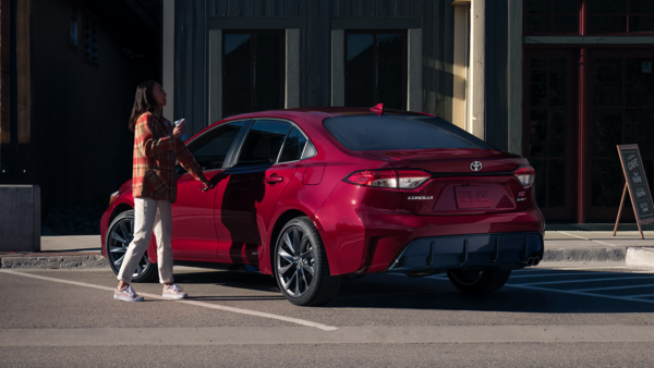 Conductor junto al Toyota Corolla 2026