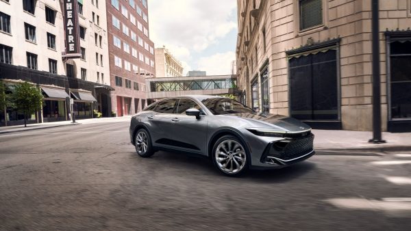 Un vehículo Toyota con certificación Silver circulando por la ciudad