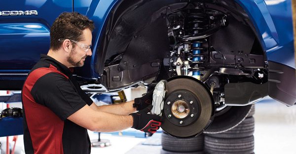 Técnico realizando una reparación de los frenos de un Toyota