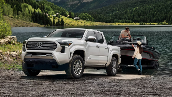 La Toyota Tacoma 2026 remolcando una embarcación