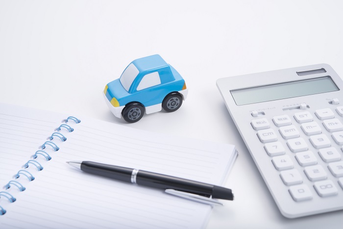 Materiales de financiación de Toyota, incluyendo una calculadora y un coche de juguete