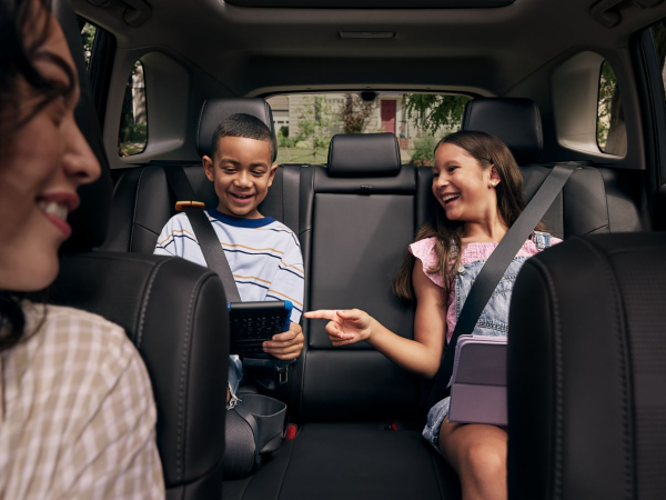 Una familia en el interior del Toyota RAV4 2026