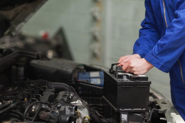 Técnico realizando la sustitución de la batería de un Toyota