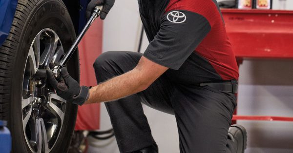 Técnico de recambios de Toyota montando un neumático