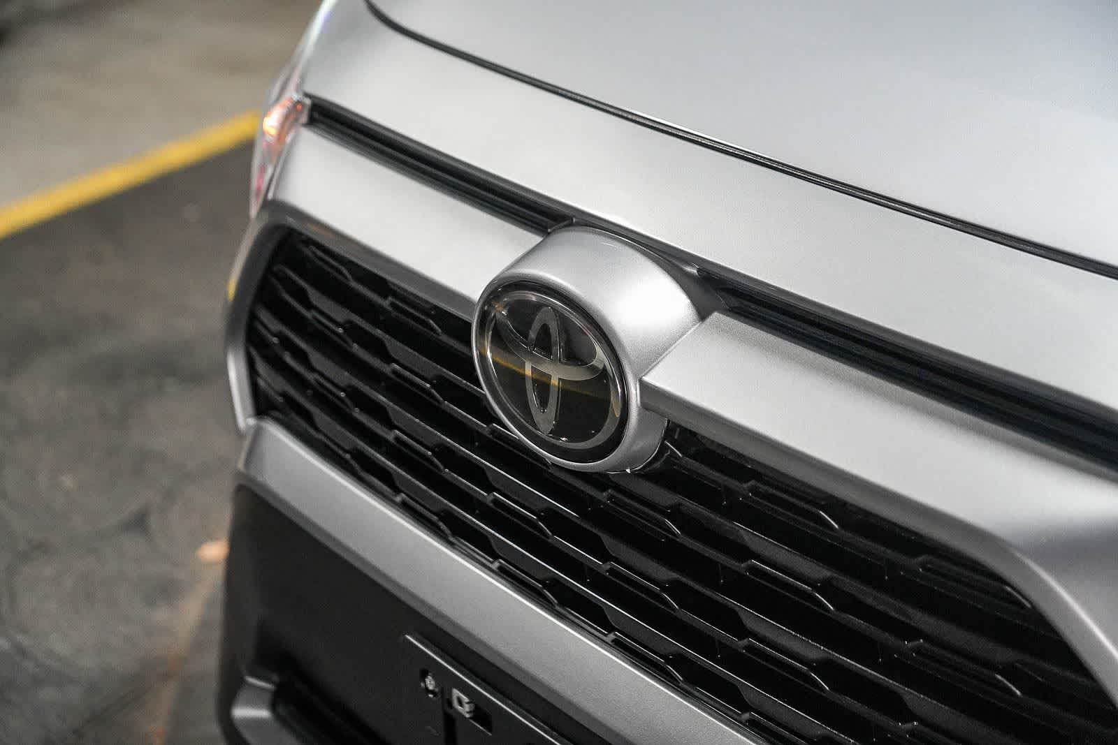 Toyota RAV4 LE 2021