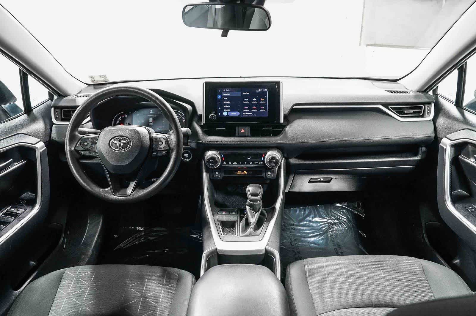 Toyota RAV4 XLE 2024