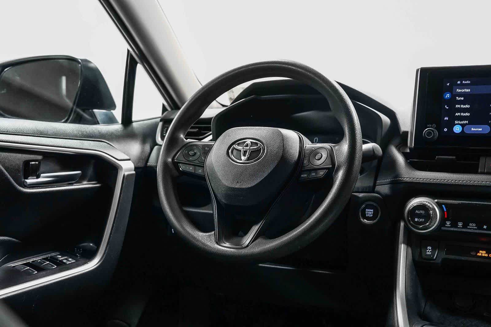 Toyota RAV4 XLE 2024