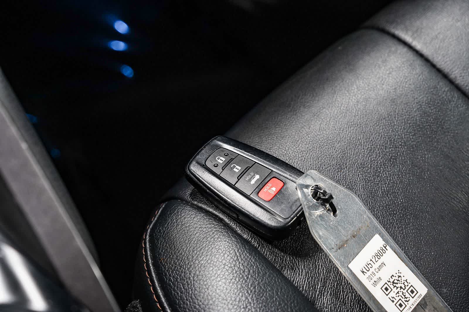 Toyota Camry Hybrid XLE 2019