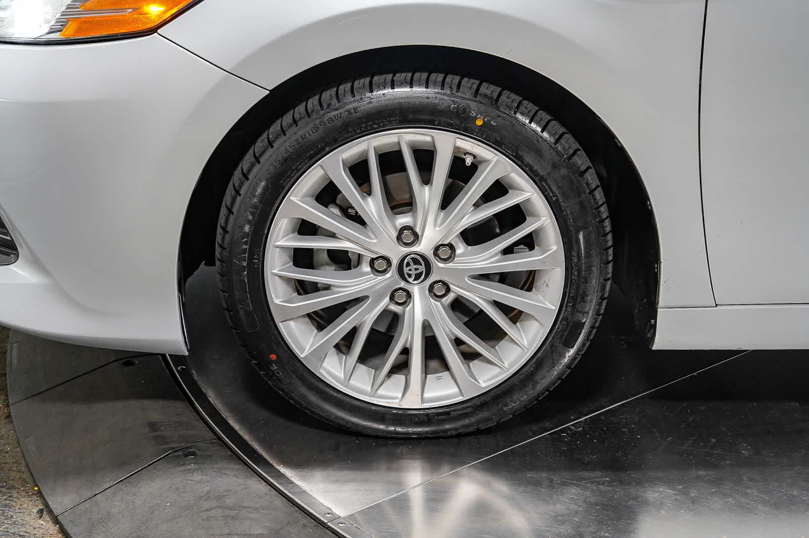Toyota Camry Hybrid XLE 2019