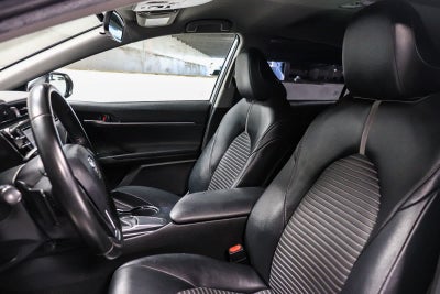 Toyota Camry SE 2020