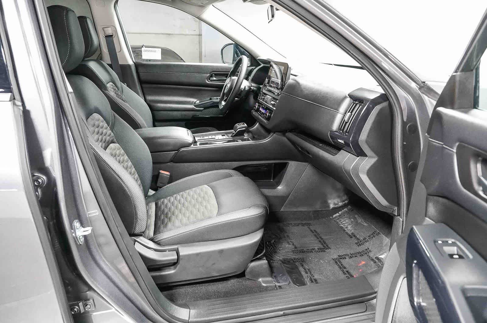Nissan Pathfinder S 2024