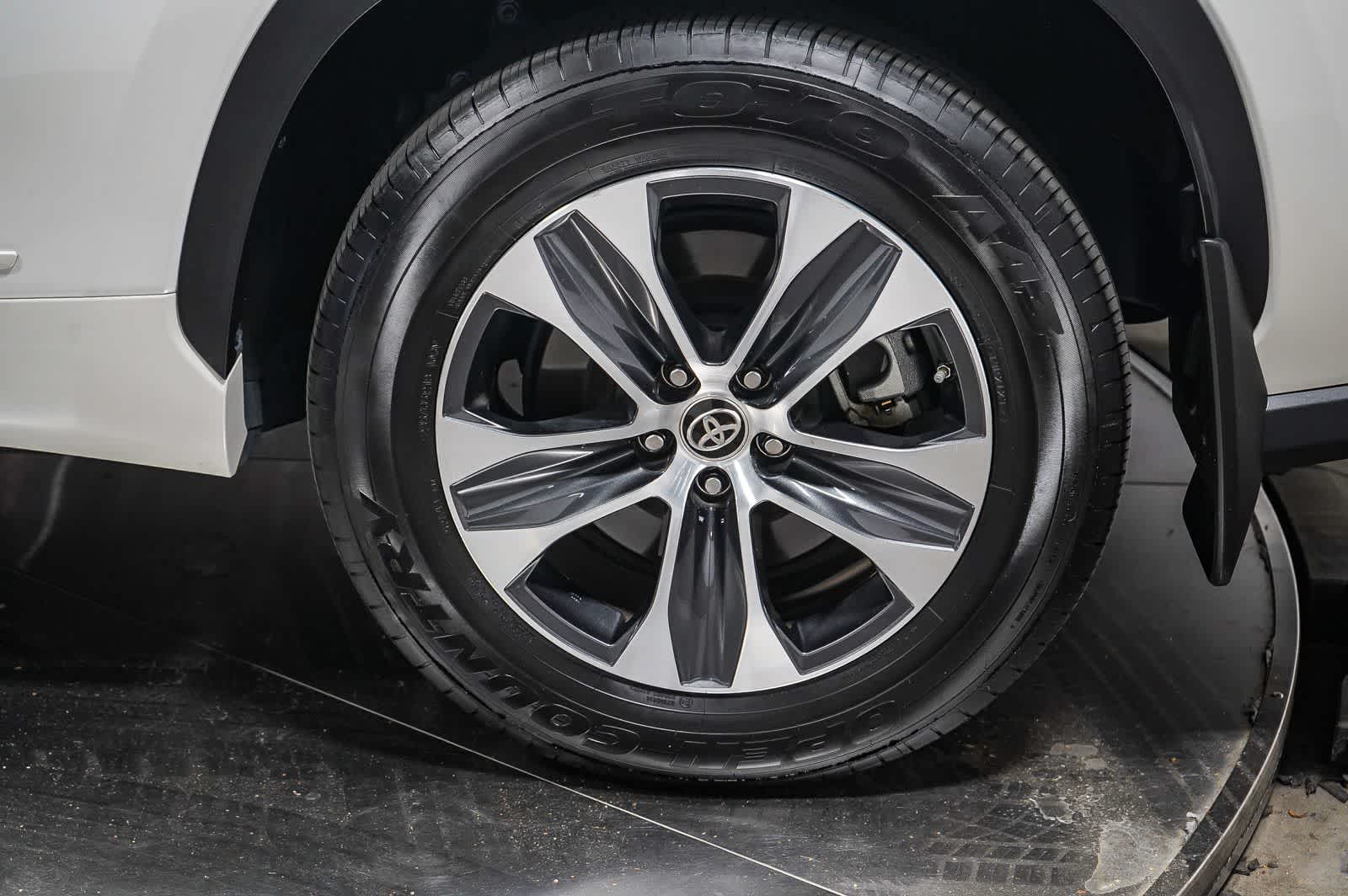 Toyota Highlander Hybrid XLE 2021