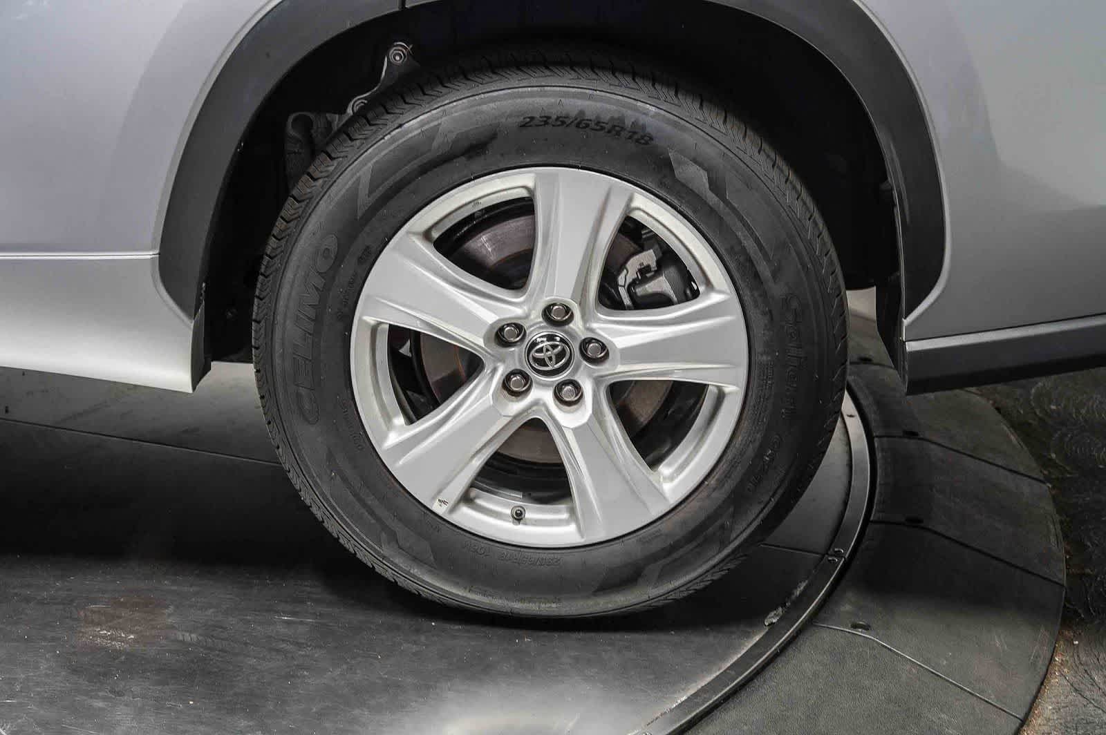 Toyota Highlander LE 2025