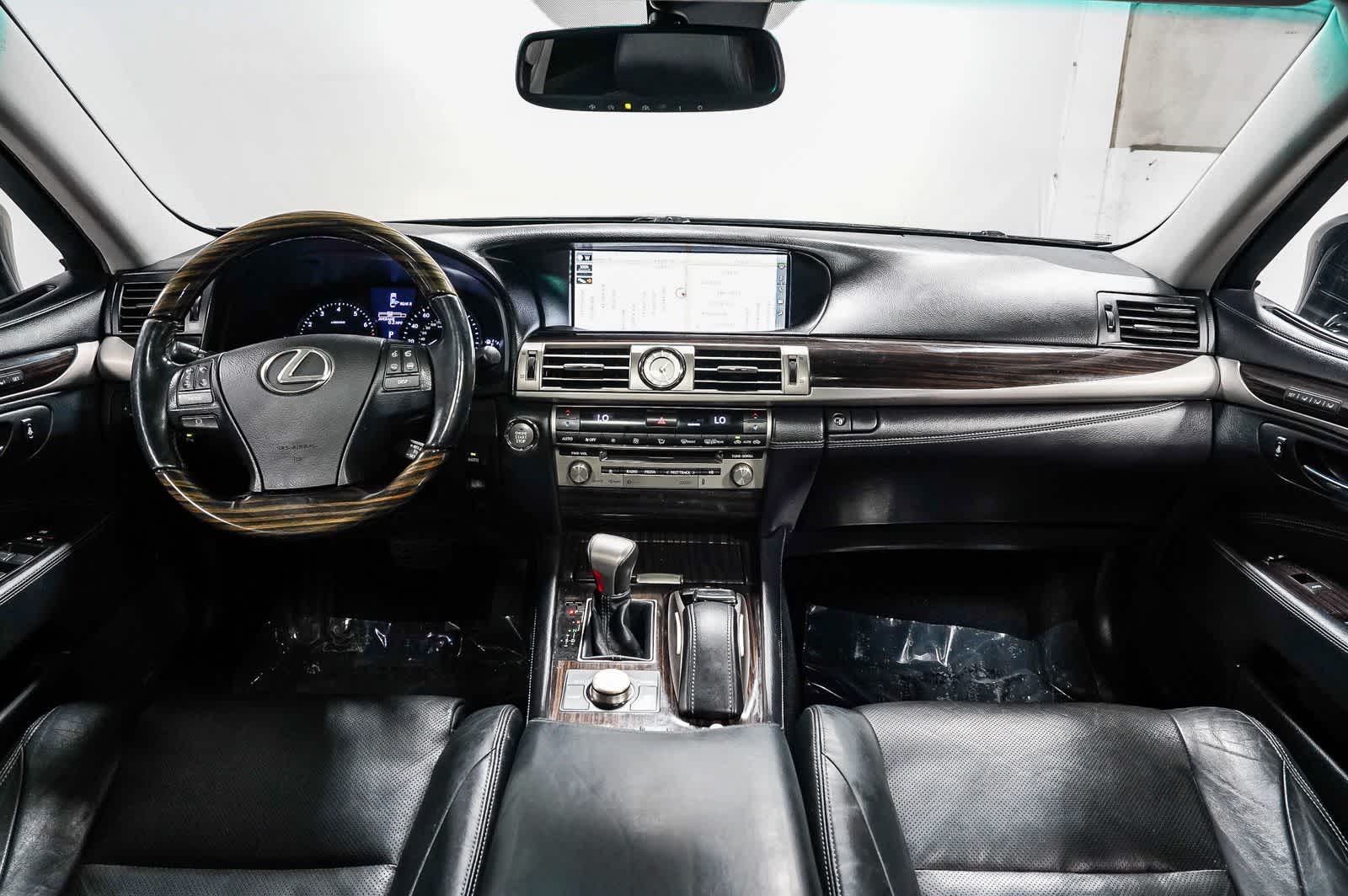 Lexus LS 460 de 2016, 4 puertas, berlina, tracción trasera