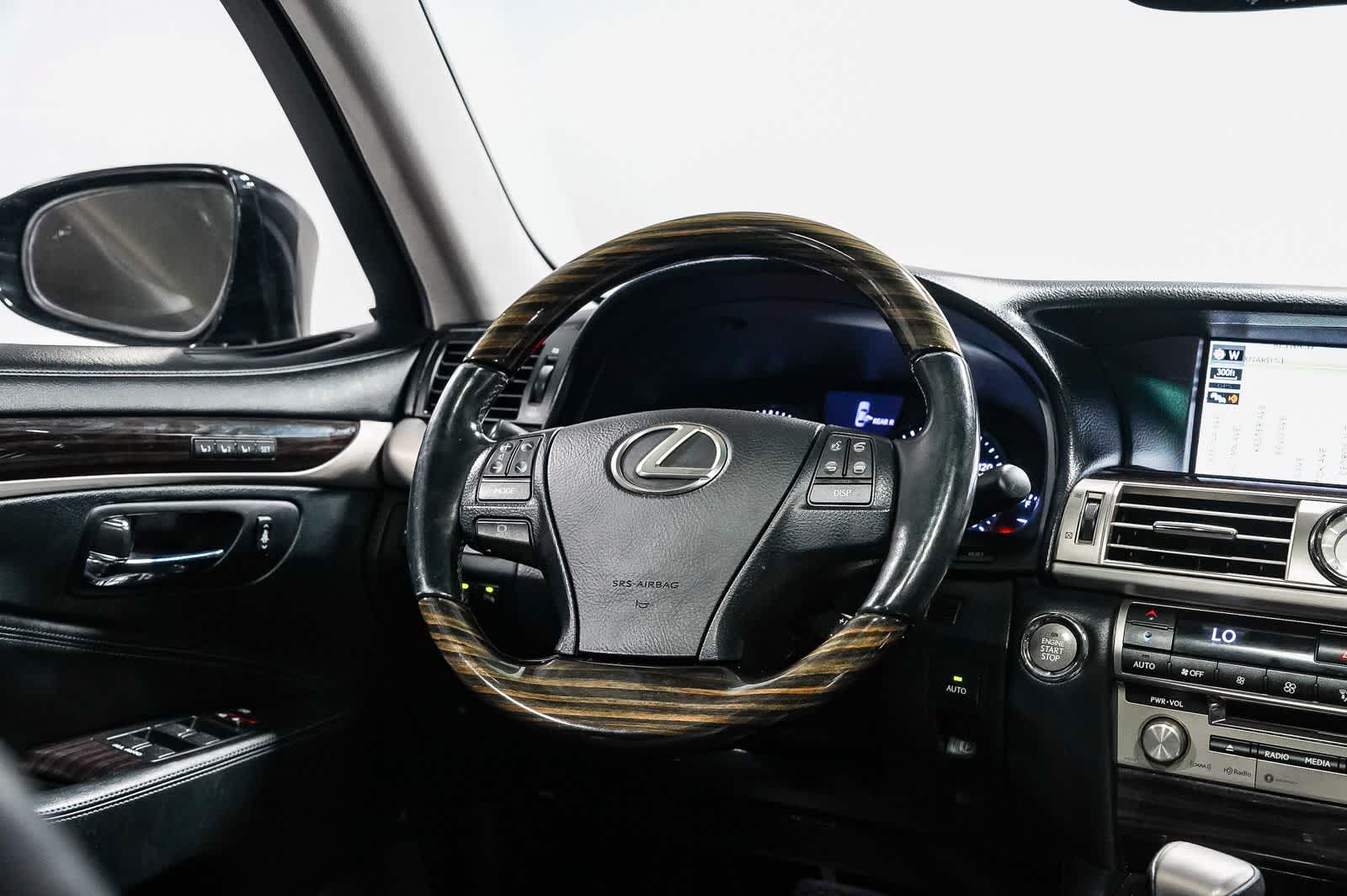 Lexus LS 460 de 2016, 4 puertas, berlina, tracción trasera
