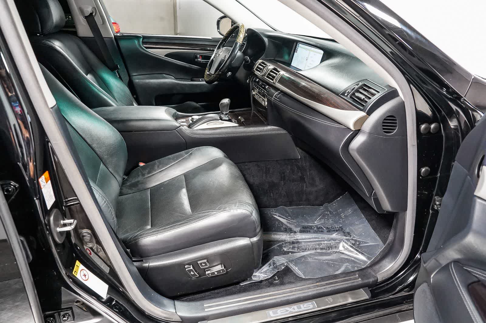 Lexus LS 460 de 2016, 4 puertas, berlina, tracción trasera