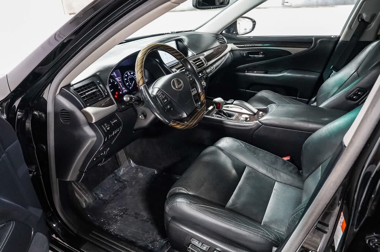 Lexus LS 460 de 2016, 4 puertas, berlina, tracción trasera