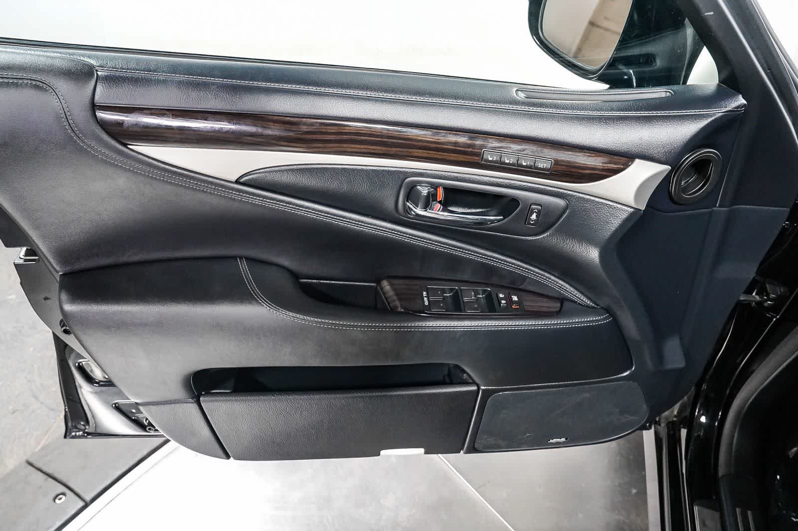 Lexus LS 460 de 2016, 4 puertas, berlina, tracción trasera