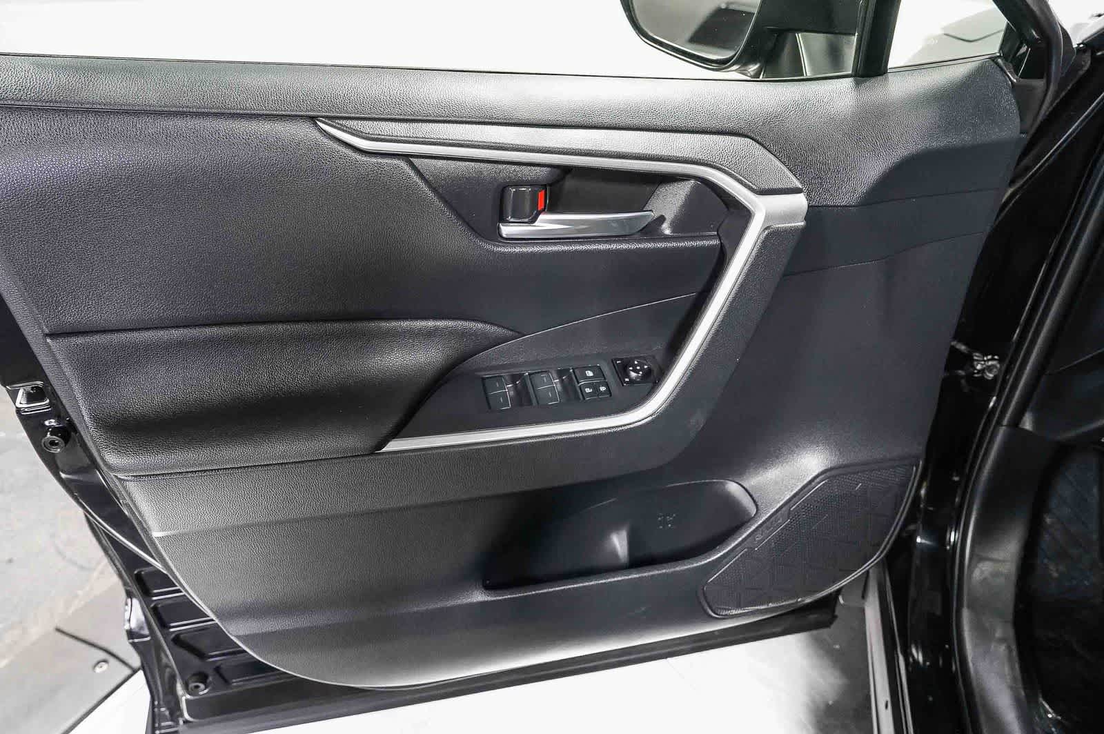 Toyota RAV4 Hybrid XLE 2025