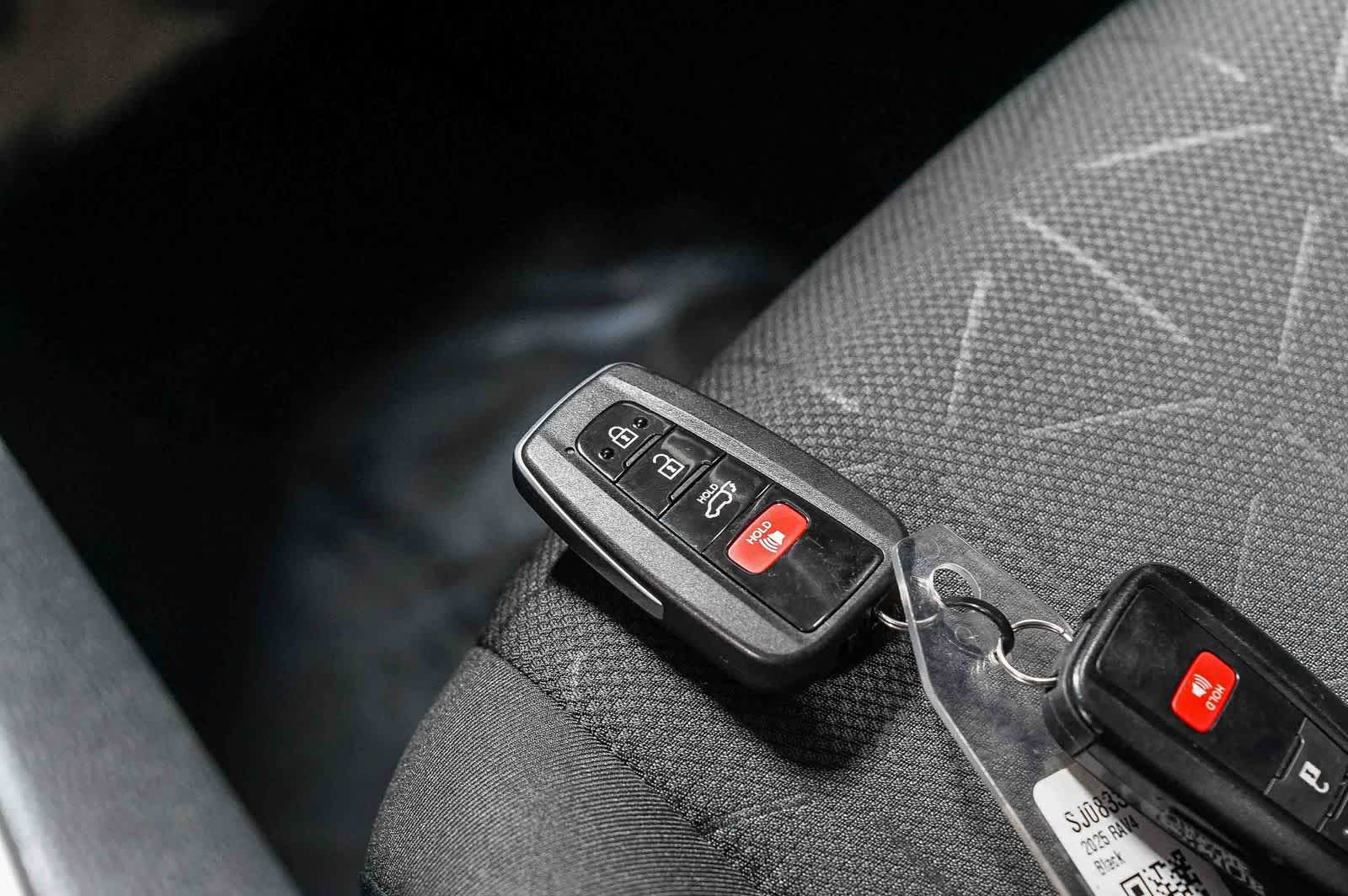 Toyota RAV4 Hybrid XLE 2025