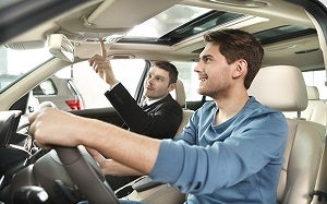 Programe una prueba de manejo en Keyes Toyota en Van Nuys, CA.