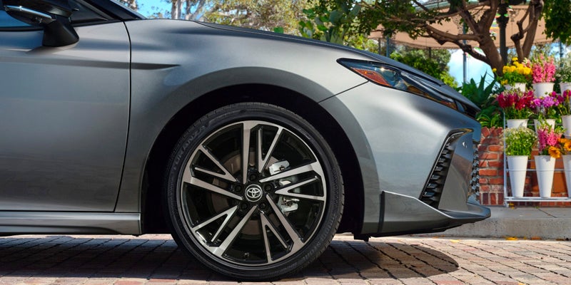 Toyota Camry 2025 junto a flores