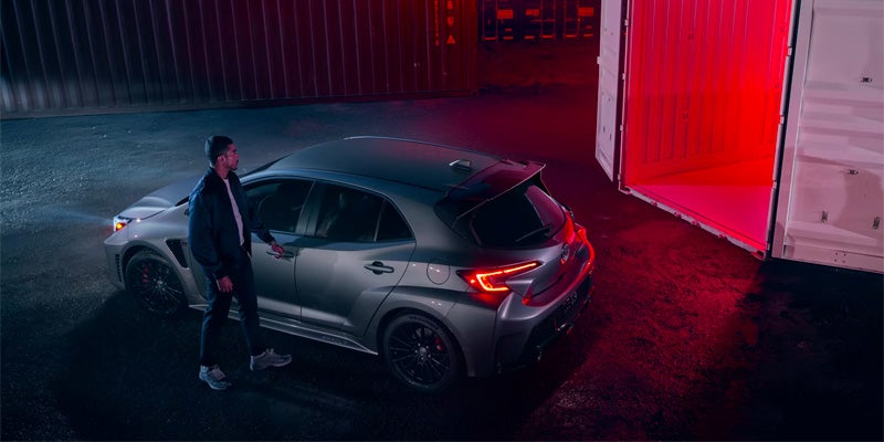 Hombre abriendo la puerta del conductor de un Toyota GR Corolla plateado 2025