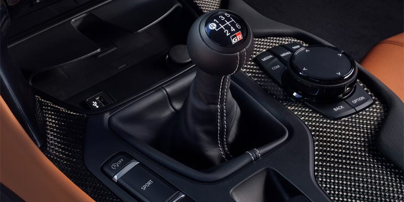 Vista interior de un Toyota GR Supra de 2025 con palanca de cambios manual y asientos de cuero color tostado.