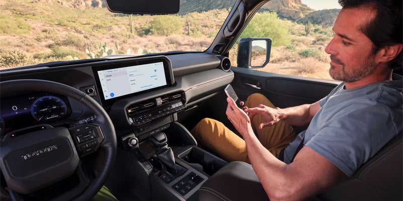 Hombre sentado en un Toyota Land Cruiser 2025