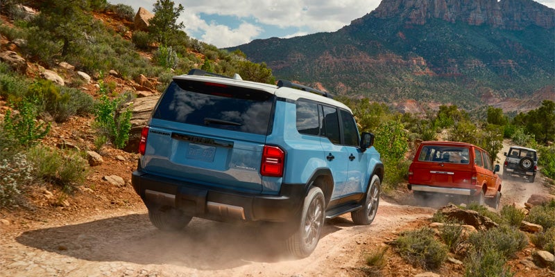 Parte trasera Toyota Land Cruiser azul 2025