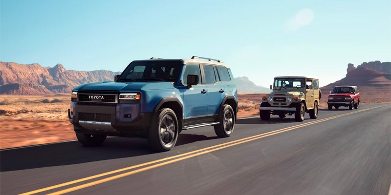 Parte delantera Toyota Land Cruiser azul 2025