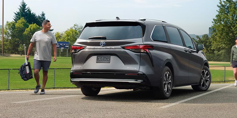 Hombre junto a un Toyota Sienna plateado 2025