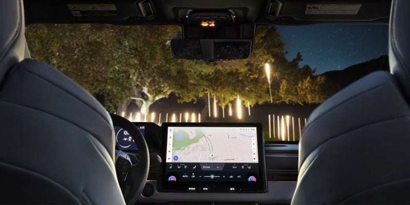 Vista amplia del salpicadero y el volante de bZ