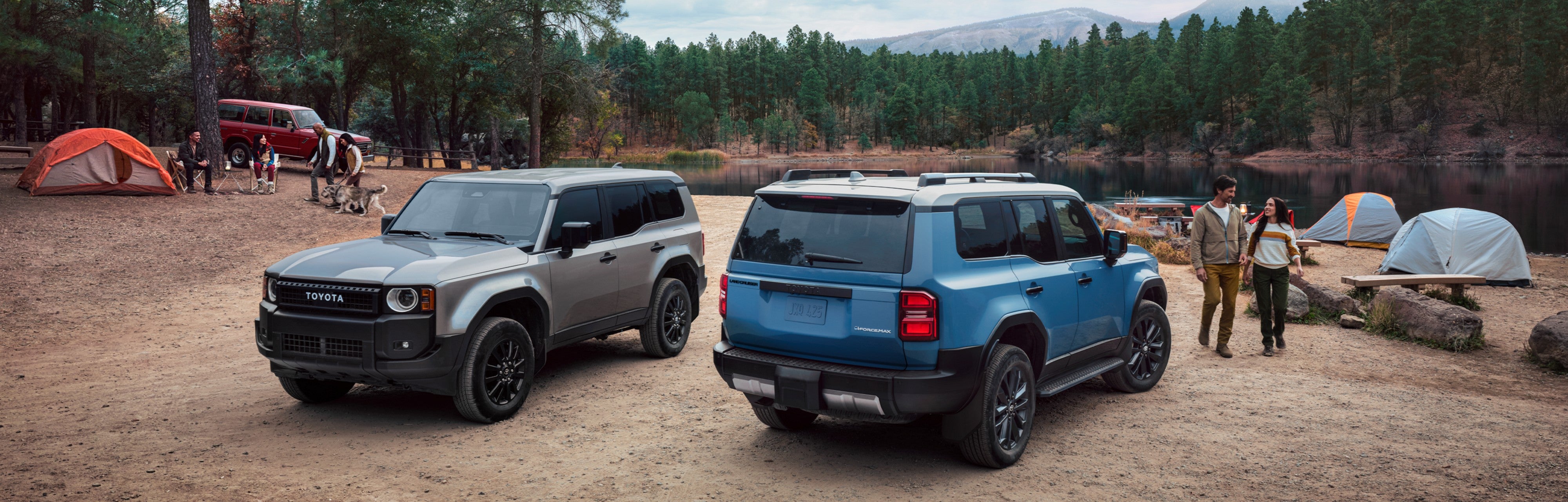 Dos Toyota Land Cruiser del año 2027 cerca de una masa de agua