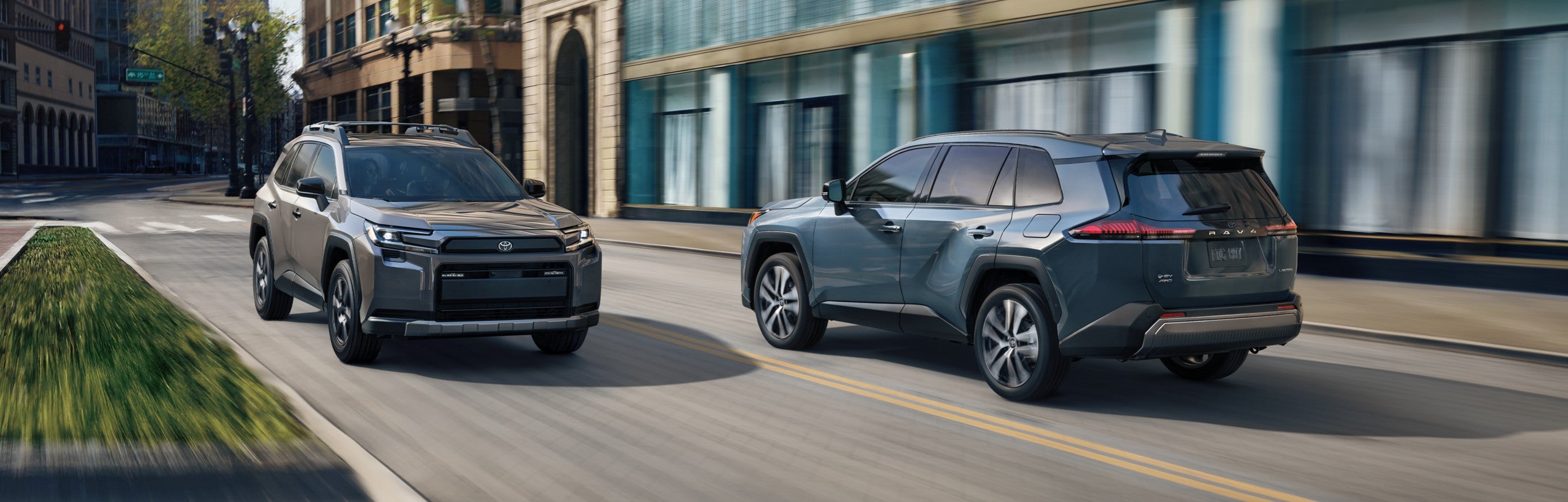 Dos modelos del Toyota RAV4 de 2026 circulando por los lados opuestos de la carretera